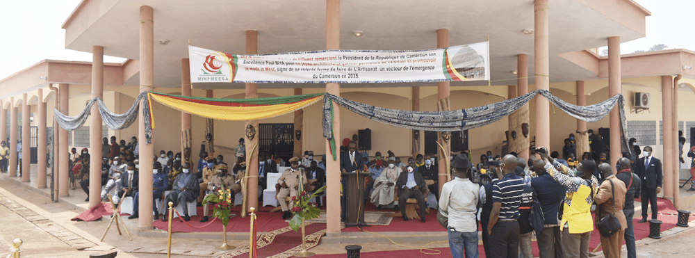 VILLAGE ARTISANAL REGIONAL DE BAFOUSSAM INAUGURE: La boucle est désormais bouclée. Par l’inauguration de ce joyau architectural, la promesse du Chef de l’Etat de doter toutes les dix régions du Cameroun de structures d’encadrement et de valorisation du patrimoine culturel et artisanal est ainsi tenue